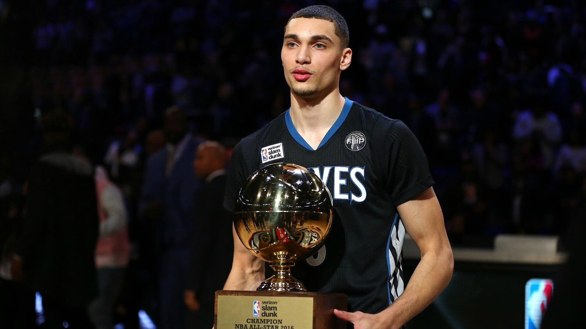 哈登归来耀眼赛场，首战即赢冠军梦加拿大球迷疯狂沸腾！